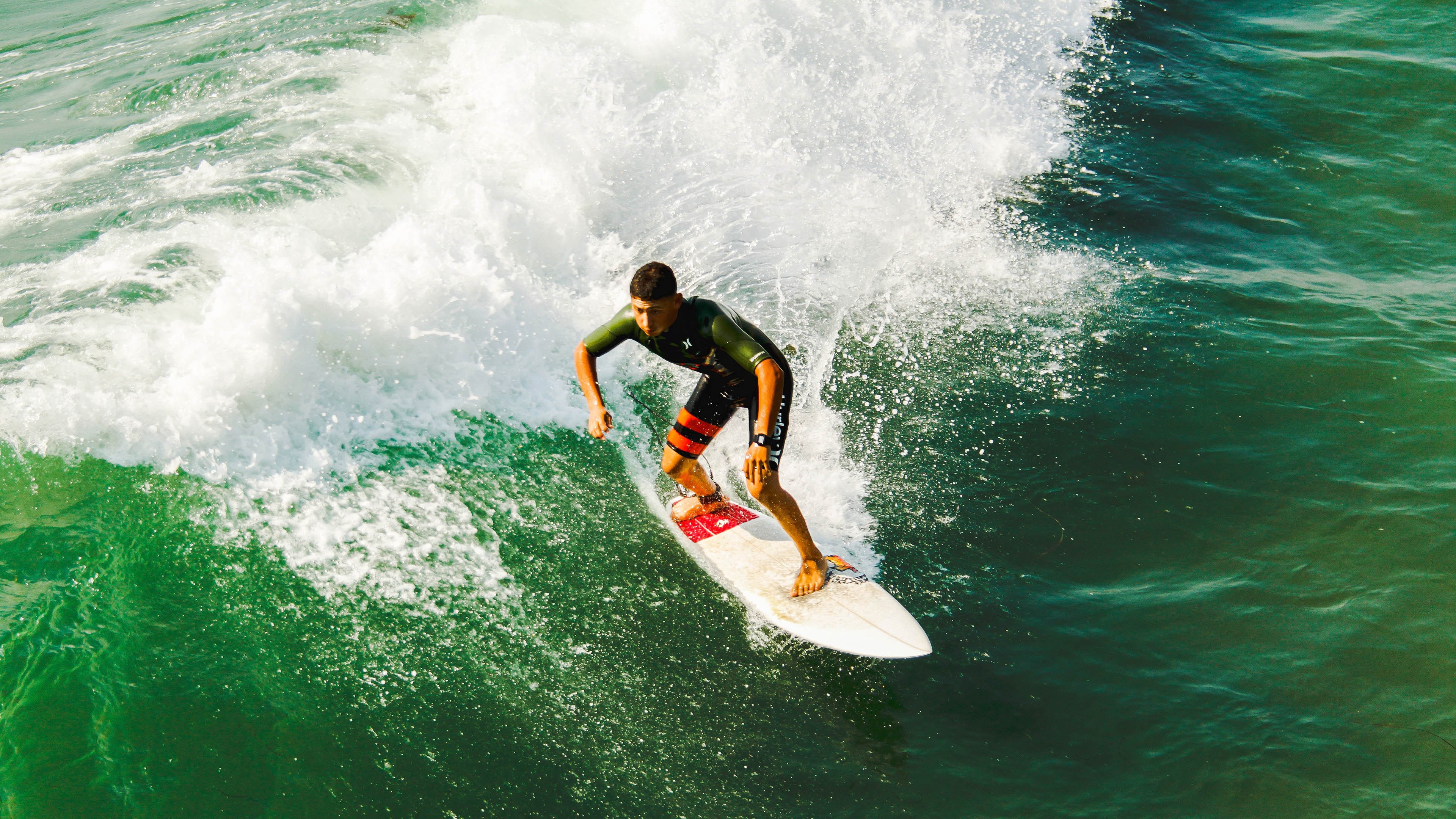 英超VAR系统通过语义推理机制判断手球意图合理性，var技术足球